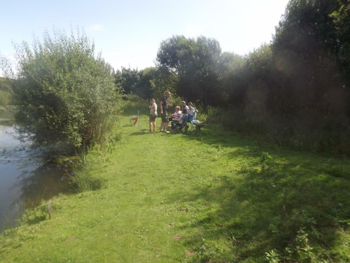 Marsh Water Ponds Fishery Kidwelly Exterior foto