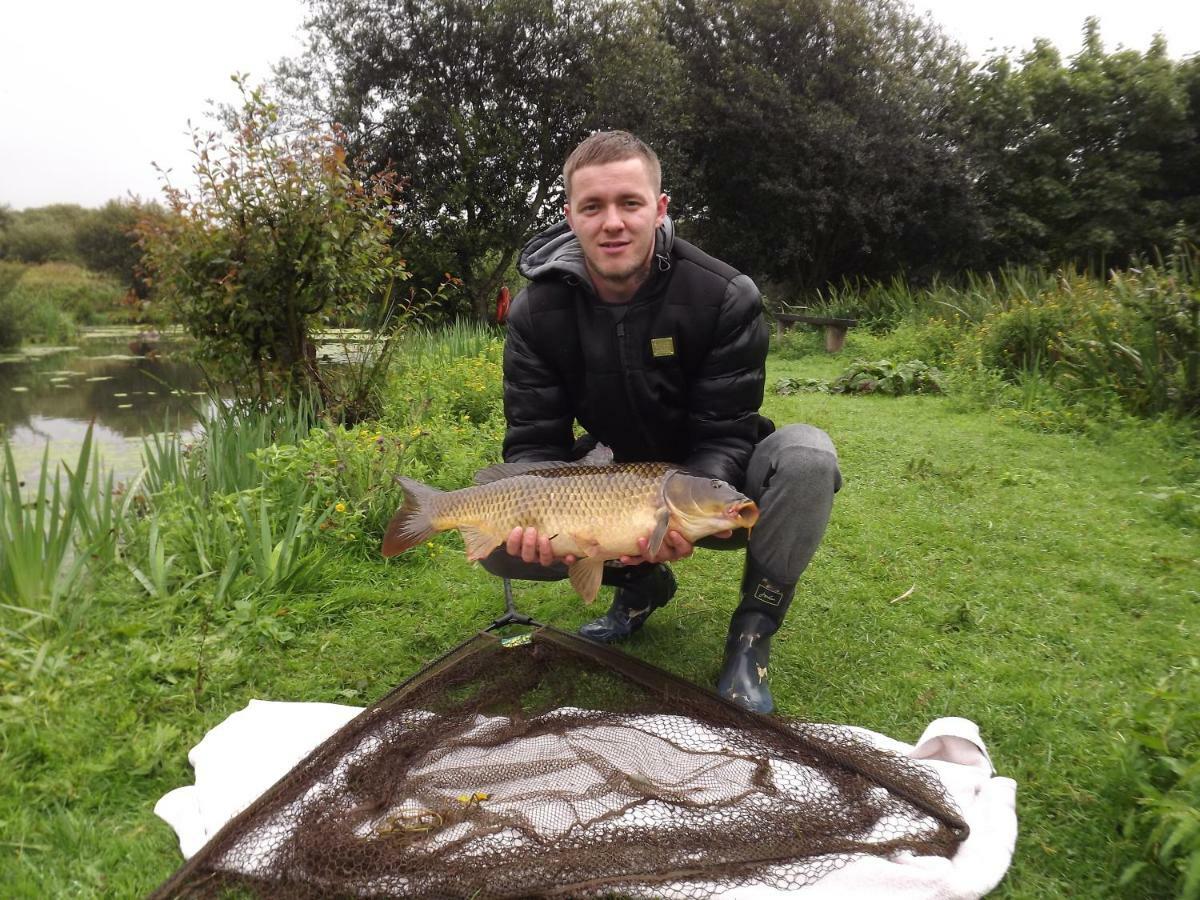 Marsh Water Ponds Fishery Kidwelly Exterior foto